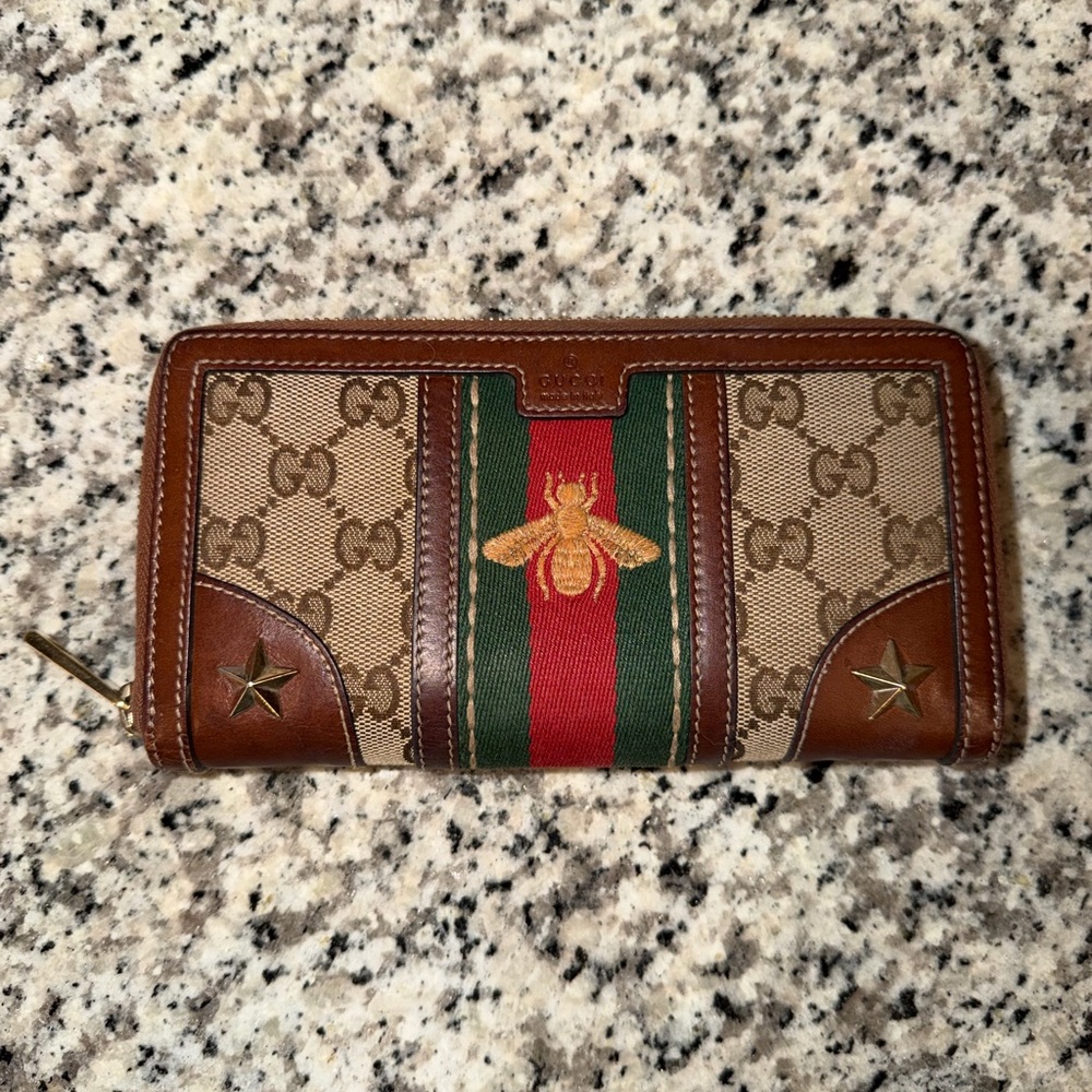 ✨Authentic! EXCELLENT CONDITION! Gucci Women’s Wallet featuring a 🐝 Logo/Stars!✨